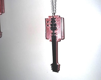 Collar de guitarra con hoja de afeitar rosa de MGK