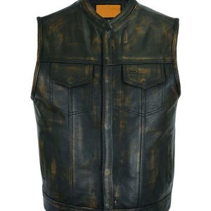 K&ouml;nnte beinhalten: Eine schwarze Lederweste mit Used-Look, Stehkragen und zwei Vordertaschen. Die Weste hat ein abgenutztes, Vintage-Aussehen mit goldenen Akzenten und einem kleinen, rechteckigen Etikett in der N&auml;he des Kragens.