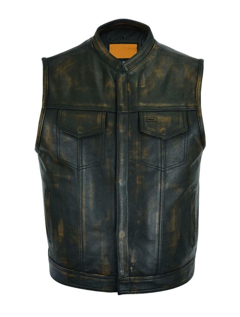K&ouml;nnte beinhalten: Eine schwarze Lederweste mit Used-Look, Stehkragen und zwei Vordertaschen. Die Weste hat ein abgenutztes, Vintage-Aussehen mit goldenen Akzenten und einem kleinen, rechteckigen Etikett in der N&auml;he des Kragens.