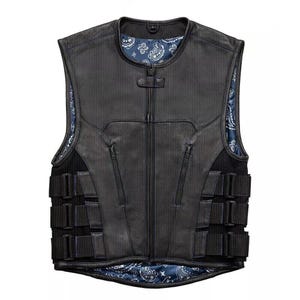 Puede incluir: Chaleco de cuero negro con cremallera, con forro de estampado de cachemira azul y blanco. El chaleco tiene múltiples bolsillos y correas ajustables, ofreciendo un aspecto robusto. Un clásico para los entusiastas de las motos.