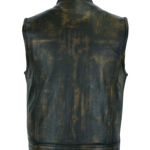 K&ouml;nnte beinhalten: Eine schwarze Lederweste mit einem Used-Look im Vintage-Stil. Die Weste hat einen runden Kragen und eine verwitterte, goldbraune Oberfl&auml;che. Die R&uuml;ckseite der Weste ist sichtbar und zeigt das Design und die Textur.