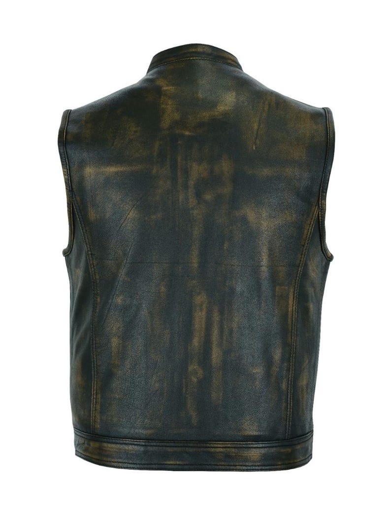 K&ouml;nnte beinhalten: Eine schwarze Lederweste mit einem Used-Look im Vintage-Stil. Die Weste hat einen runden Kragen und eine verwitterte, goldbraune Oberfl&auml;che. Die R&uuml;ckseite der Weste ist sichtbar und zeigt das Design und die Textur.
