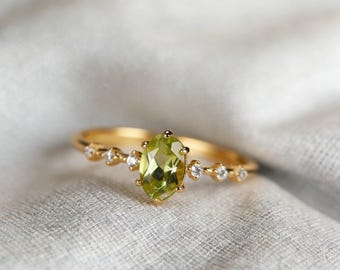 Anillo ajustable chapado en oro con detalles de peridoto