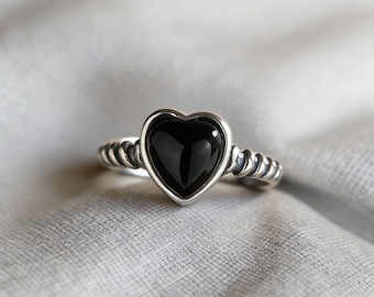 Anillo vintage de ónix con forma de corazón en plata de ley 925 oxidada. Banda abierta ajustable. Joya estética oscura.