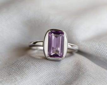 Anillo solitario minimalista de amatista con corte esmeralda en plata de ley 925. Piedra natal de febrero: regalo para ella.