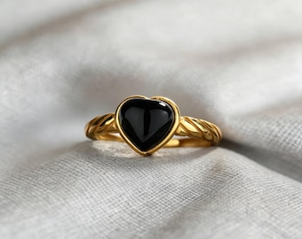 Anillo de promesa con banda trenzada chapada en oro y corazón de ónix negro
