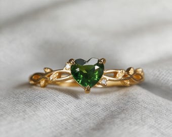Anillo de promesa floral chapado en oro con gema verde en forma de corazón - Anillo ajustable con piedra natural