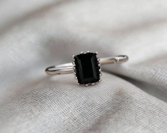 Anillo minimalista ajustable de plata 925 con rectángulo de ónix negro