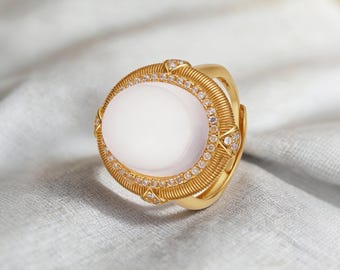 Anillo ajustable con halo de cristal de cuarzo rosa chapado en oro