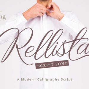Può includere: Immagine che promuove il font Rellista Script. L'immagine presenta una persona con una camicia bianca, con il nome del font in una grande ed elegante scrittura. Il testo "SCRIPT FONT" è in un riquadro rettangolare e "A Modern Calligraphy Script" è sotto.