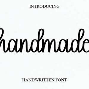 Puede incluir: Texto negro manuscrito "handmade" sobre fondo blanco. Encima de la palabra está "INTRODUCING" y debajo "HANDWRITTEN FONT". La fuente es una escritura cursiva elegante y fluida.