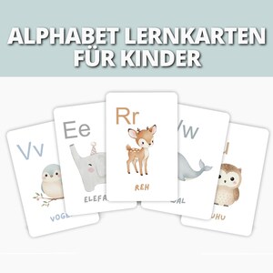 Könnte beinhalten: Alphabet-Lernkarten für Kinder mit Aquarell-Illustrationen von Tieren. Jede Karte zeigt einen Buchstaben und ein Tier, darunter ein Reh, ein Elefant und eine Eule. Der Text "ALPHABET LERNKARTEN FÜR KINDER" steht oben.