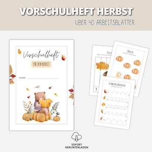 Op de afbeelding: Een voorschools werkboek getiteld VORSCHULHEFT HERBST met meer dan 40 werkbladen. De omslag toont een beer die een boek leest terwijl hij op een pompoen zit, omringd door herfstbladeren. Andere pagina's tonen tel- en schrijfoefeningen met pompoenen.
