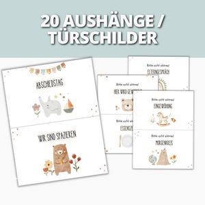 Puede incluir: Un conjunto de 20 letreros para puertas con varias ilustraciones y texto. Los letreros presentan imágenes de un elefante, un oso, un barco y otros gráficos lindos. El texto incluye frases como "Abschiedstag" y "Wir sind spazieren."