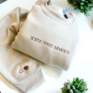 Camiseta con fecha y números romanos bordados personalizados - Sudadera bordada - Camiseta con fecha personalizada - Sudadera con capucha bordada personalizada - Camiseta con números romanos