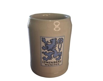 Caneca de cerveja vintage Lowenbrau Munique, feita de cerâmica de grés da Alemanha Ocidental.