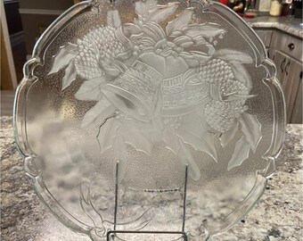 Vintage glazen kerstschaal mat kerstklokken dennenappel hulst geschulpt