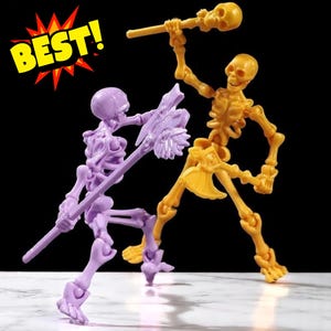 Könnte beinhalten: Zwei Spielzeug-Skelettfiguren in Kampfpose. Einer ist lila und der andere gelb. Das lila Skelett hält einen Speer und das gelbe Skelett hält eine Keule. Das Wort "BEST!" steht in einer gelben Explosion oben links.