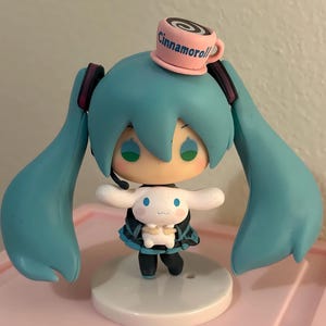 Hatsune Miku Anime Figurine, Hatsune Miku Statue, Anime Action Figure, Anime-Inspired Kawaii Girl Figurine with Bunny Plush, PVC Model Doll