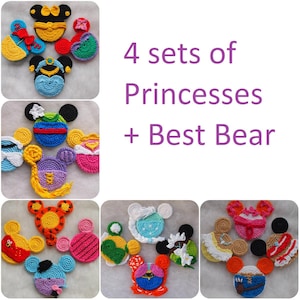 Puede incluir: Cuatro juegos de personajes de princesas Disney de ganchillo, cada juego incluye una princesa y un oso. Las princesas son Ariel, Bella, Cenicienta y Blancanieves. Los osos son todos marrones con un corazón rojo en el pecho. Los personajes están hechos de hilo de colores y tienen detalles bordados.