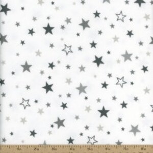 K&ouml;nnte beinhalten: Wei&szlig;er Stoff mit einem sich wiederholenden Muster aus grauen Sternen in verschiedenen Gr&ouml;&szlig;en.