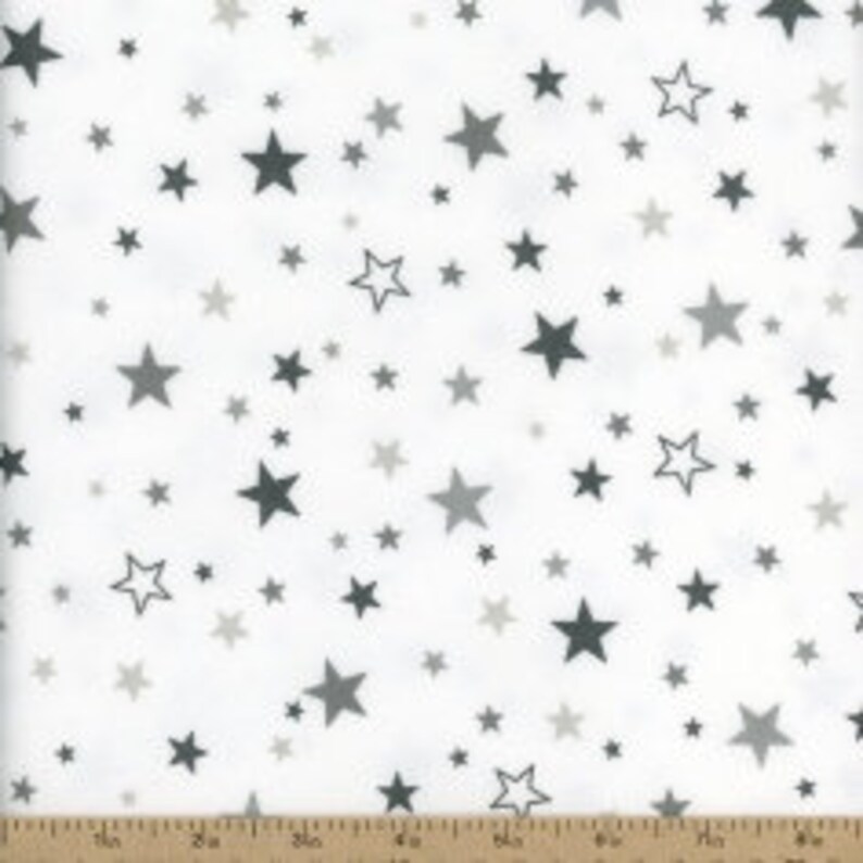 K&ouml;nnte beinhalten: Wei&szlig;er Stoff mit einem sich wiederholenden Muster aus grauen Sternen in verschiedenen Gr&ouml;&szlig;en.