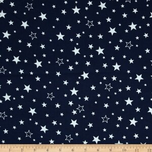 K&ouml;nnte beinhalten: Marineblauer Stoff mit einem wei&szlig;en Sternenmuster. Die Sterne sind in verschiedenen Gr&ouml;&szlig;en und zuf&auml;llig &uuml;ber den Stoff verteilt.