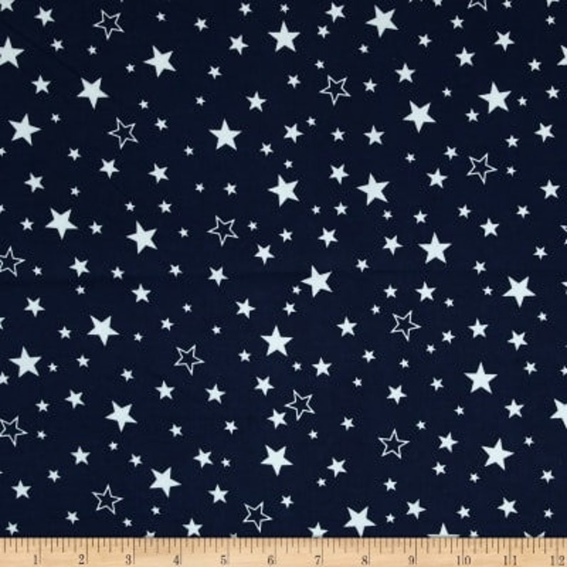 K&ouml;nnte beinhalten: Marineblauer Stoff mit einem wei&szlig;en Sternenmuster. Die Sterne sind in verschiedenen Gr&ouml;&szlig;en und zuf&auml;llig &uuml;ber den Stoff verteilt.