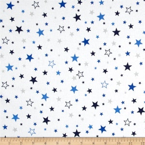 K&ouml;nnte beinhalten: Wei&szlig;er Stoff mit einem sich wiederholenden Muster aus blauen, grauen und schwarzen Sternen. Die Sterne sind in verschiedenen Gr&ouml;&szlig;en und zuf&auml;llig &uuml;ber den Stoff verteilt.