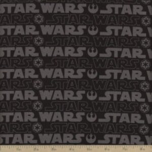 K&ouml;nnte beinhalten: Schwarzer Stoff mit einem sich wiederholenden Muster der W&ouml;rter "STAR WARS" und dem Symbol der Rebellenallianz von Star Wars.