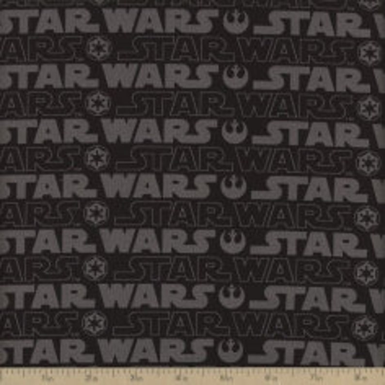 K&ouml;nnte beinhalten: Schwarzer Stoff mit einem sich wiederholenden Muster der W&ouml;rter "STAR WARS" und dem Symbol der Rebellenallianz von Star Wars.