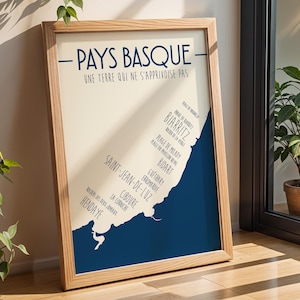 Peut inclure: Une affiche encadrée représentant une carte de la région du Pays Basque en France. L'affiche a un fond beige clair avec une section bleu foncé représentant le littoral. Le texte comprend "PAYS BASQUE" et des noms de lieux comme Biarritz et Saint-Jean-de-Luz.