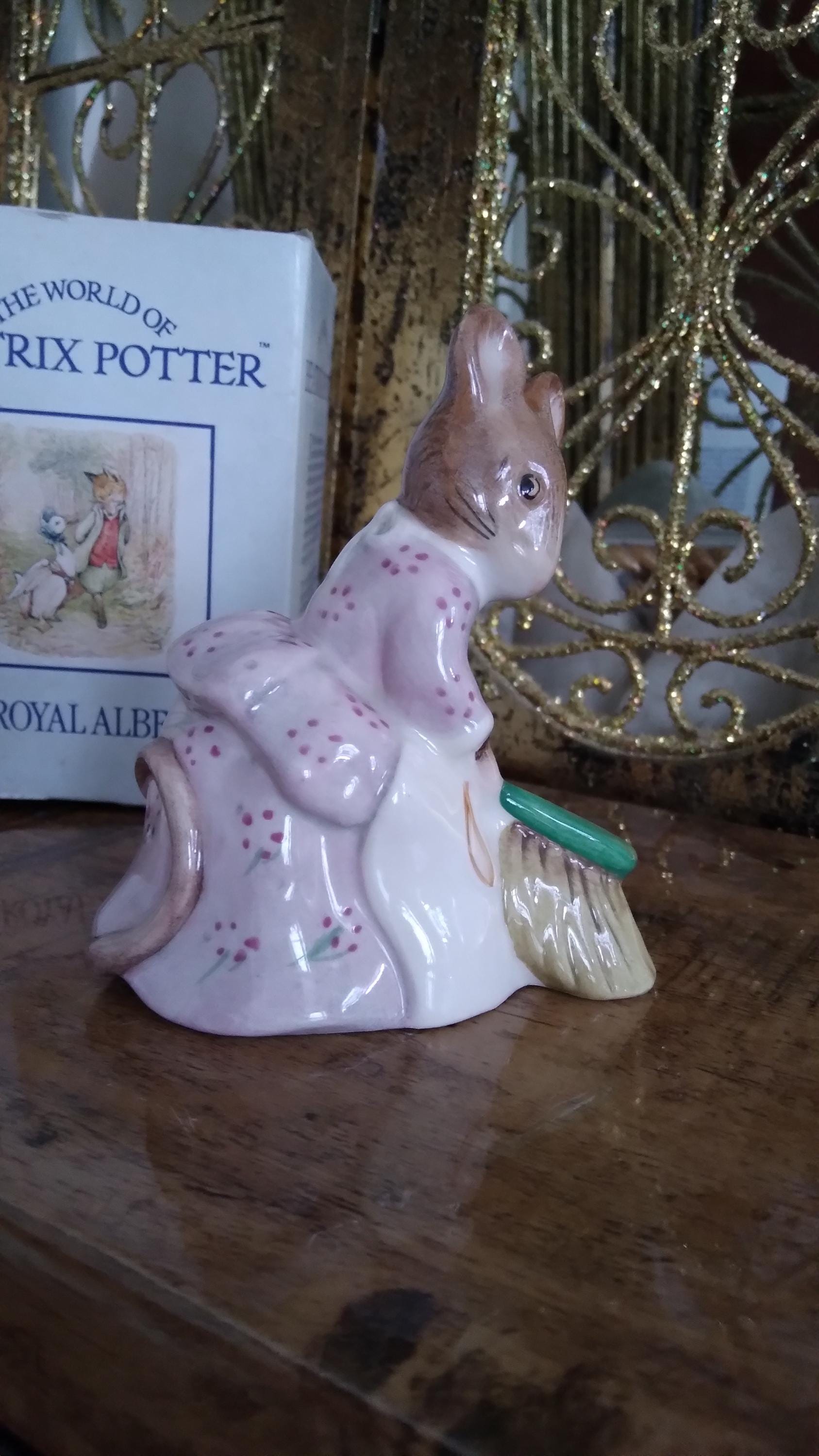 1989 年にロイヤル アルバート社で製造された、掃除をするハンカ