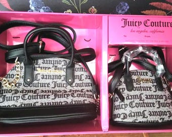Conjunto de regalo de 2 bolsos Juicy Couture con bandolera y logo gótico negro. Nuevo.