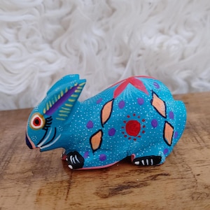Handmålad mexikansk kaninfigur i trä, Oaxacan Copal, Roberta Angeles