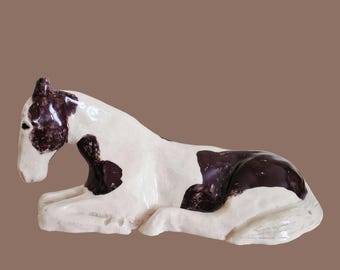 Antyczna figurka konia w pozycji leżącej ze Staffordshire
