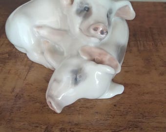 Figura de porcelana de Royal Copenhagen, en concreto el diseño &quot;Dos cerdos tumbados&quot; de Eryk Nielsen