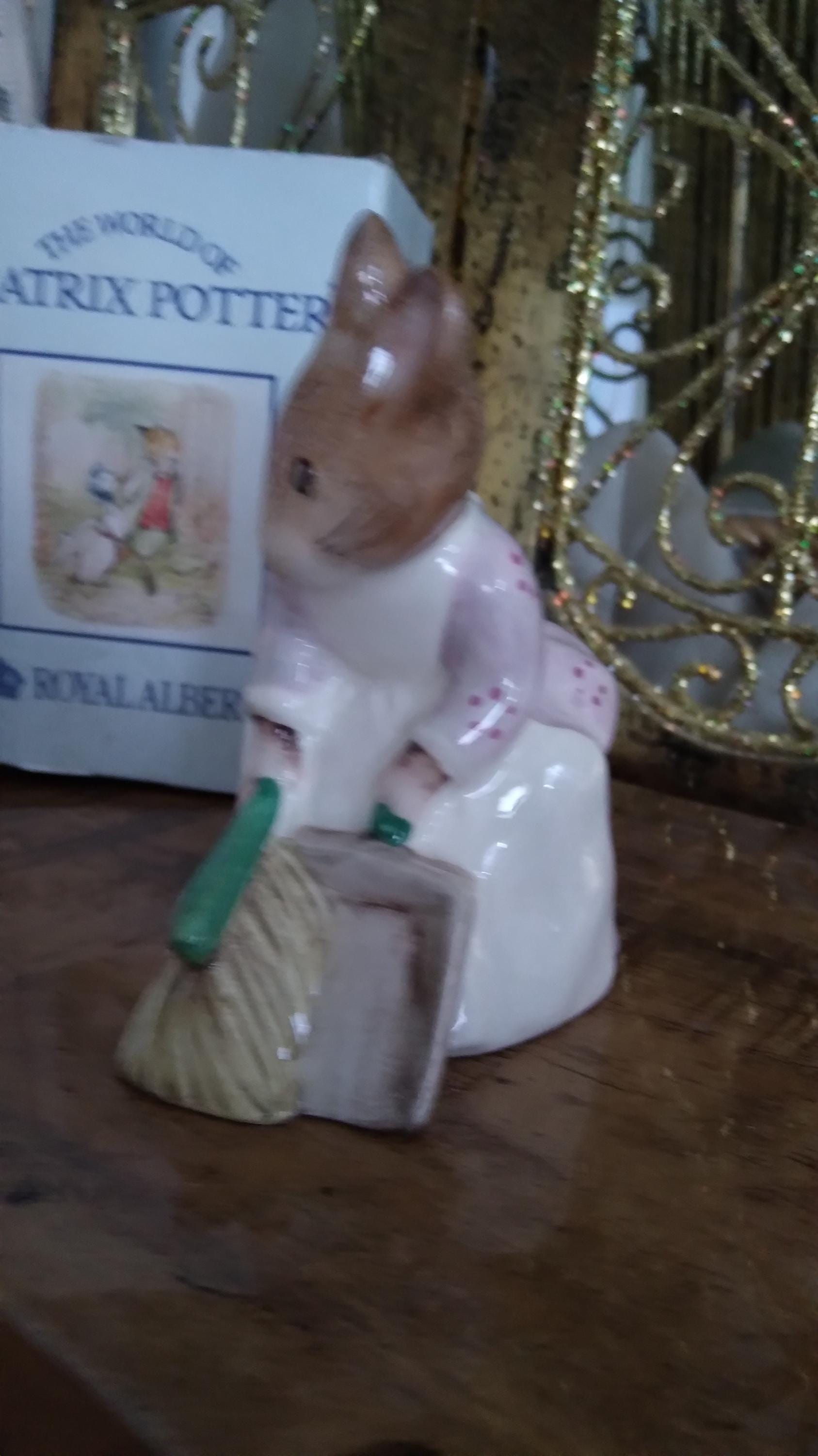 1989 年にロイヤル アルバート社で製造された、掃除をするハンカ