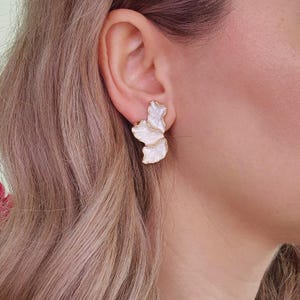 Pendientes metálicos con diseño de flor y epoxi color crema. Pendientes irregulares, pesados y llamativos, chapados en oro, para mujer. Un regalo de joyería de moda audaz.