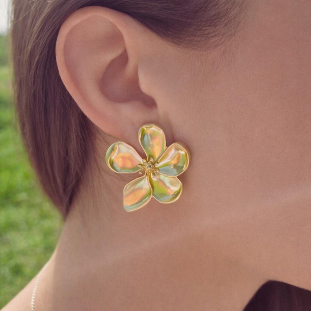 ゴールドフラワースタッドピアス：ミニマルな夏のジュエリー - Etsy 日本