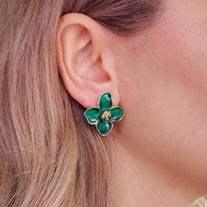 Kolczyki z kwiatem hibiskusa: vintage'owa koreańska biżuteria ślubna