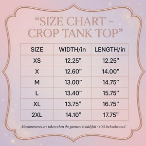 Op de afbeelding: Maattabel voor een crop top, met afmetingen in inches. Maten vari&euml;ren van XS tot 2XL, met details over breedte en lengte. De tabel bevat de tekst "SIZE CHART - CROP TANK TOP" en een opmerking over de metingen.
