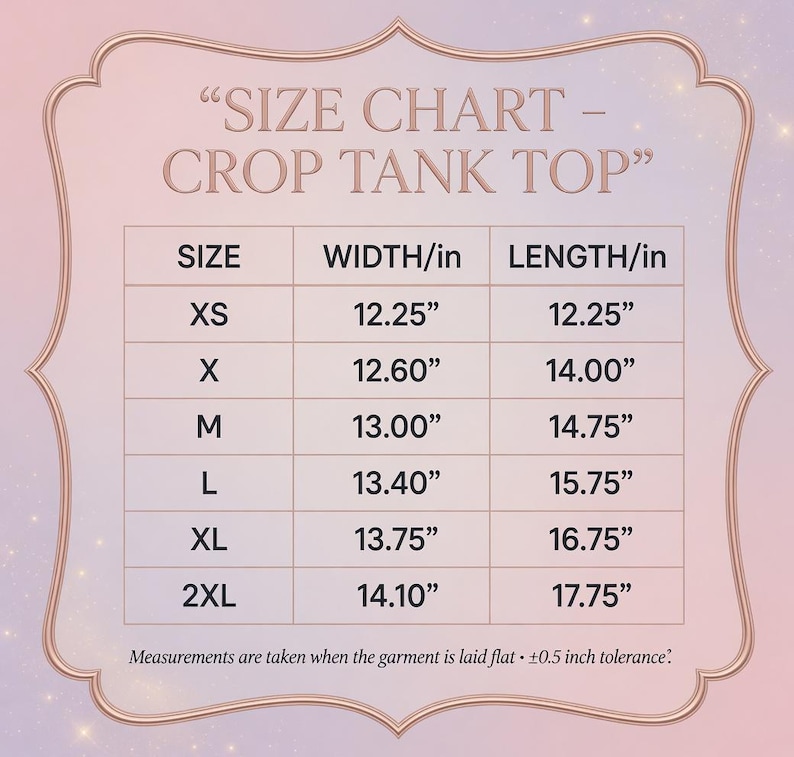 Op de afbeelding: Maattabel voor een crop top, met afmetingen in inches. Maten vari&euml;ren van XS tot 2XL, met details over breedte en lengte. De tabel bevat de tekst "SIZE CHART - CROP TANK TOP" en een opmerking over de metingen.