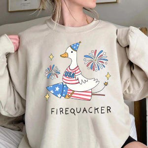 Firequacker Duck PNG – Divertente disegno a sublimazione per il 4 luglio, oca patriottica su petardo, simpatica grafica per maglietta del Giorno dell'Indipendenza