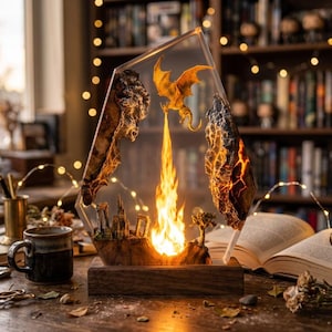 Lampada da tavolo in resina a forma di drago di fuoco, luce notturna con diorama di drago di cristallo, decorazione epica per castello fantasy, accessorio per scrivania da gaming, regalo per lui, lampada da tavolo in resina epossidica