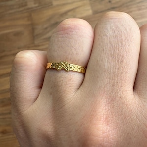 Ring i 24 karat massivt guld med krossad isfjäril, AU999 stapelband