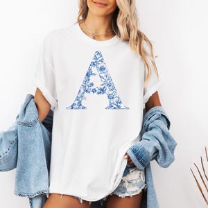 Camiseta Floral Monograma Carta Conforto Cores Estéticas Camiseta Personalizada Azul e Branco Chinoiserie Presente Cottagecore