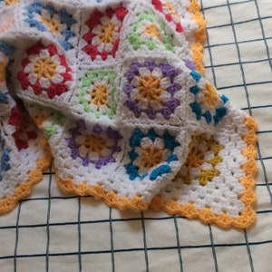 Daisy flower design crochet blanket