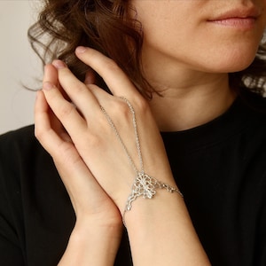 Gothic Hand Chain Bracelet Ring, Dark Romantic Jewelry, Witchy Filigree Slave Bracelet, Mystical  Accessory for Her, Vampire Witch Aesthetic