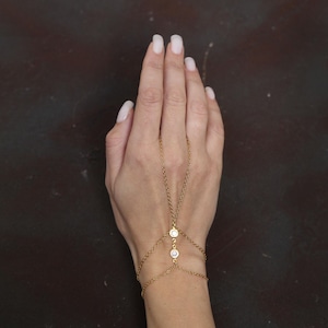Boho Hand Kette Armband mit Finger Ring, Gold oder Silber Zierliches Sklaven Armband, Festival Schmuck, Braut Accessoire, Körper Schmuck Geschenk